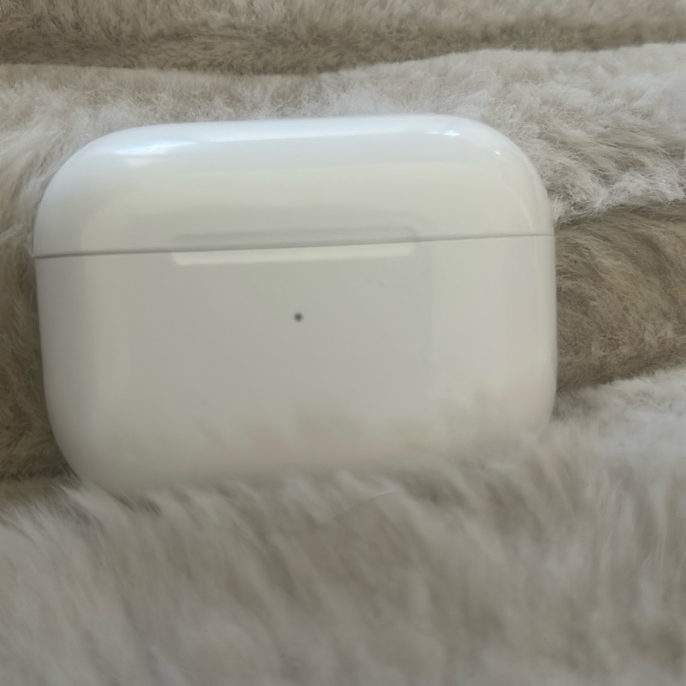 Apple White Wireless Earbuds Charging Case with Front LED
